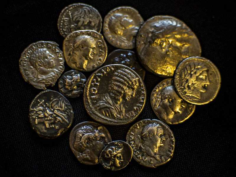 חלק מהמטבעות שנתפסו בבית סוחר העתיקות הבלתי חוקי במודיעין