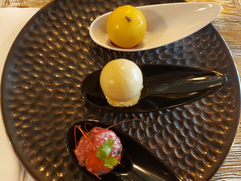 מתאבנים לפתיחת הארוחה במסעדת האווז האפור. מטבח פולני בפרשנות סופר מודרנית