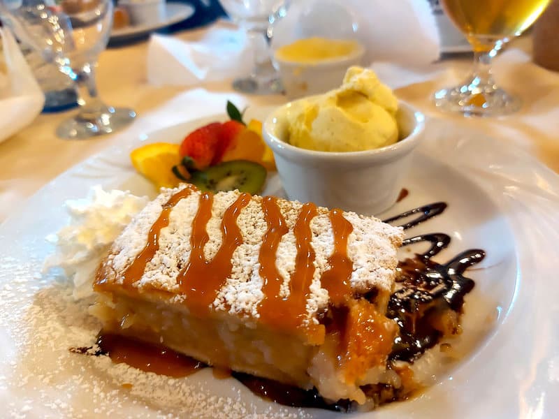 עוגת תפוחים עם קרם קרמל וגלידה ב-Karczma Pod Wielką Solą