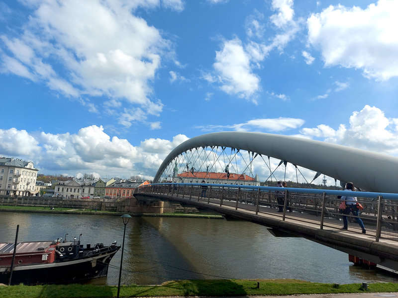 גשר להולכי רגל מעל נהר ויסלה. קרקוב נחשבת לאחת הערים היפות בפולין, אם לא היפה מכולן