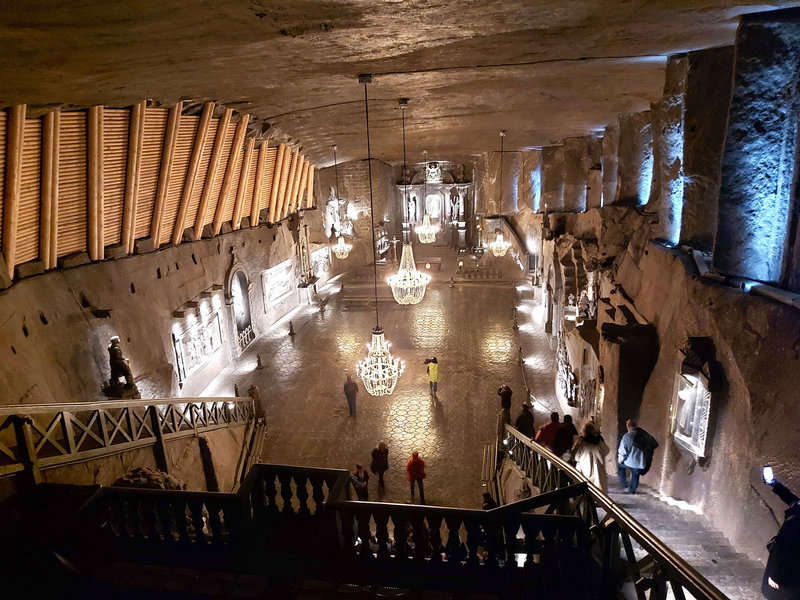 עמוק באדמה: האולם המרכזי במכרות המלח. במקום נערכים אירועים, קונצרטים ואפילו חתונות