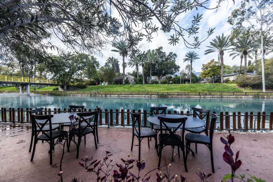 ארוחת הבוקר בניר דוד מוגשת ליד הנחל | צילום: תיירות ניר דוד