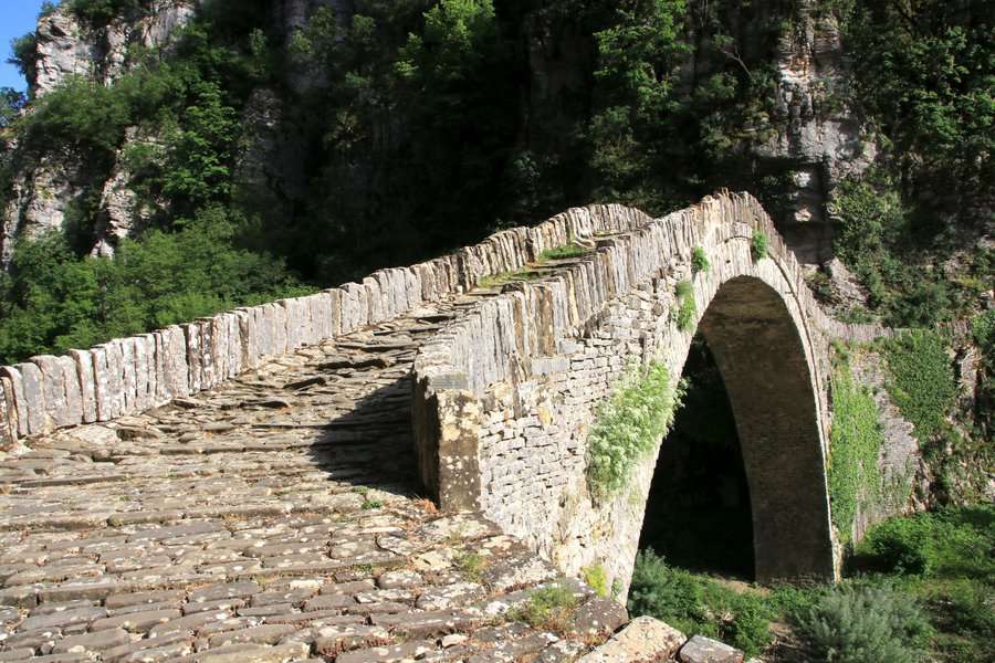 It is hard to believe that there is a traveler who misses visiting this bridge, because it is located in the heart of the hiking area of ​​Zagoria, between the villages of Kukuli, Dilupo and Kipoi
