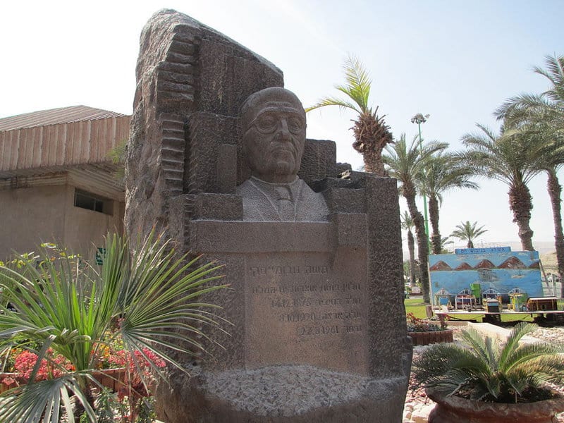 פסלו של משה נובומייסקי במפעלי ים המלח
