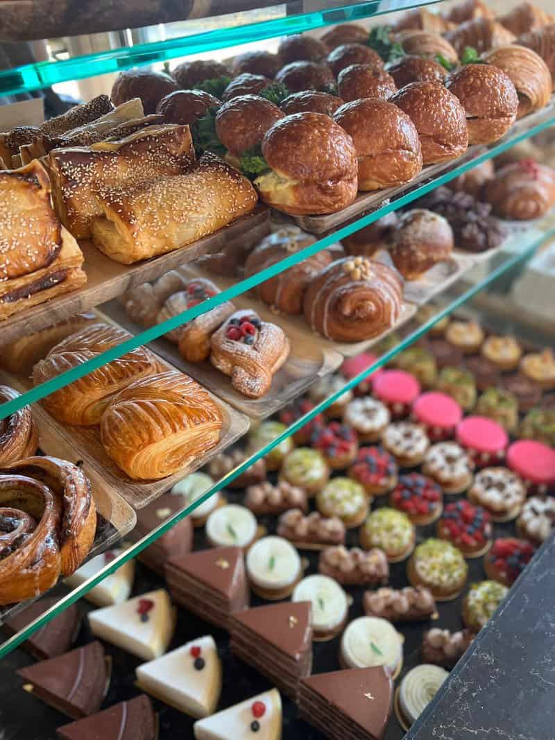 ויטרינת הקינוחים והמאפים המפתה של קורון פטיסרי | צילום: SPOTLIGHTTIME@