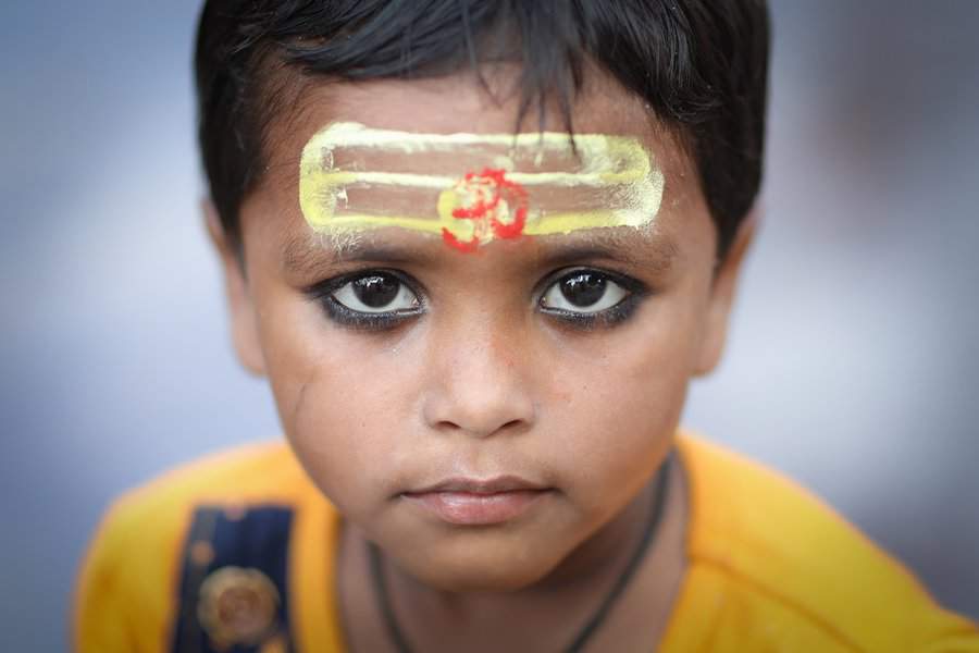 Ein kleines Mädchen mit Make-up für die lokale Arti-Zeremonie