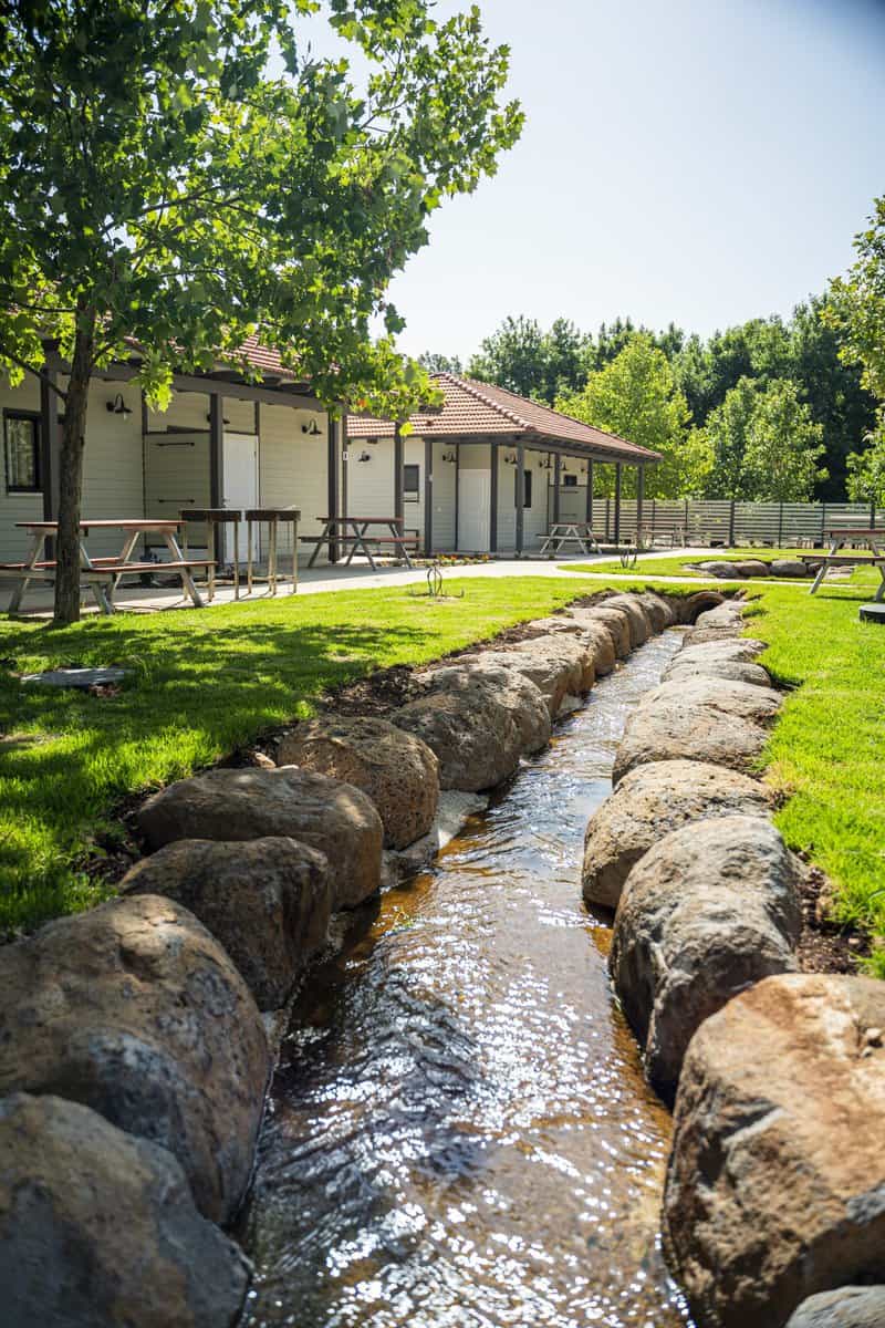 פלג הנחל שזורם בין הבקתות מעיין הופך את כפר הנופש מעיין לאטרקטיבי במיוחד למשפחות | צילום: הבקתות בכפר הנופש מעיין חדישות, מרווחות ומצוחצחות | צילום: creaTV