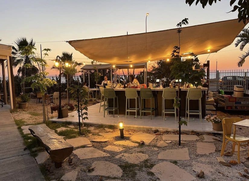 בקיץ תושה פתוחה עד הלילה ואפשר ליהנות גם מדרינקים מול השקיעה | צילום: תמר דניאלי להב