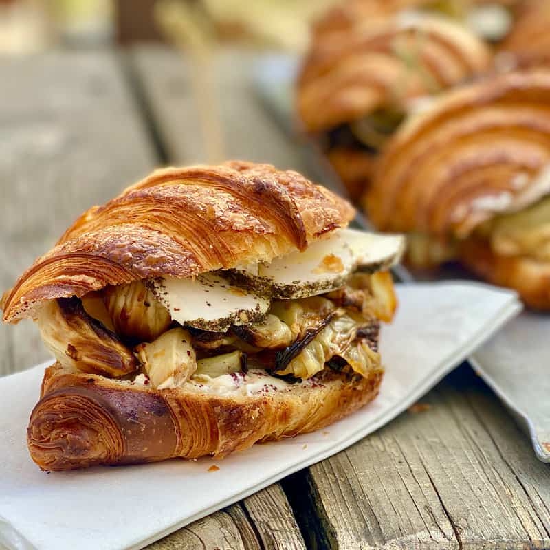 קרואסון כרוב צלוי עם לבנה ומטבעות גבינת עזים מתובלת בתושה בייקרי | צילום: תמר דניאלי להב