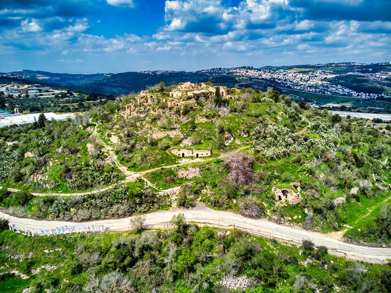 ממלון צובה אפשר לצאת לטיול רגלי בשרידי מצודת בלמונט וליהנות מהנוף של הרי ירושלים | צילום: תיירות צובה