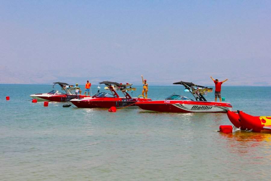 ב-WakeUp Ski School שבנמל עין גב אפשר ליהנות ממגוון פעילויות ספורט ימי | צילום: ליאור אליהו