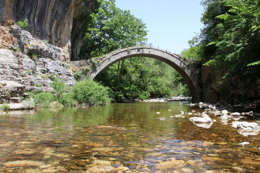 הגשר נקרא גם על שמו של קוסטאס לזארידיס, מורה בכפר קוּקוּלי ובעליה של טחנת קמח שפעלה ליד הגשר ושירתה את הכפרים בסביבה