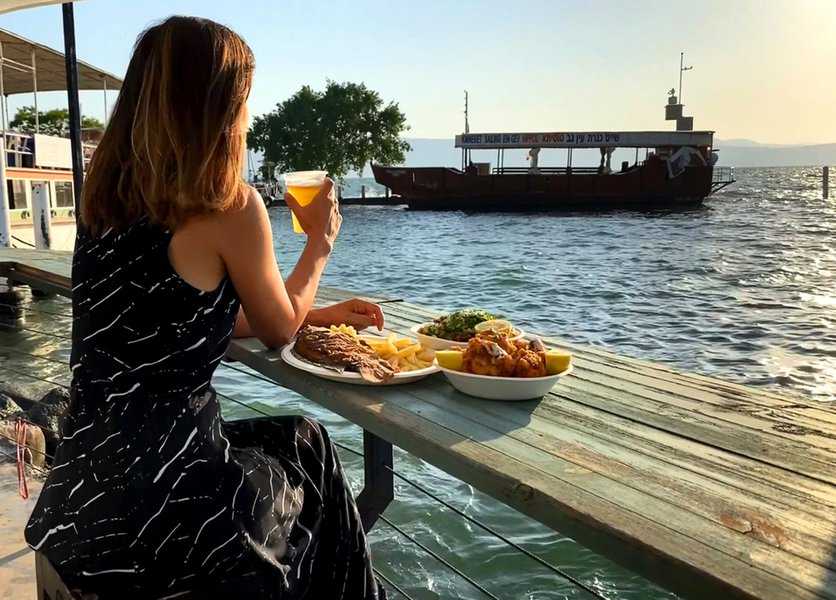 ארוחת דגים מול הנוף במפגש הדייגים | צילום: תיירות עין גב