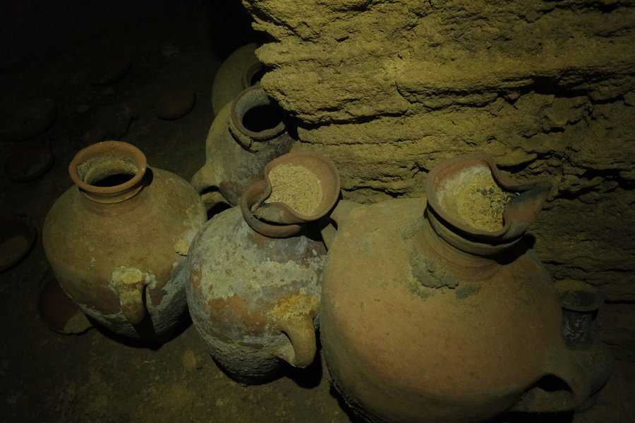 As ferramentas, como revelado na caverna.  Fotografias: Emil Eljam, Autoridade de Antiguidades