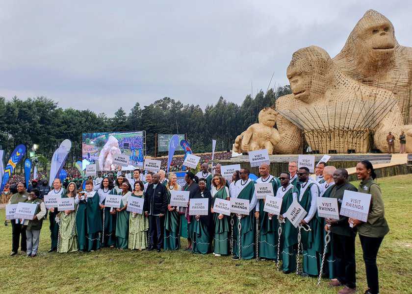 מנהיגים עולמיים מפורסמים, פילנתרופים, מנהיגי שימור, ספורט, מוזיקה ואופנה מרחבי העולם זוכים לכבוד לקרוא בשם לתינוק גורילה