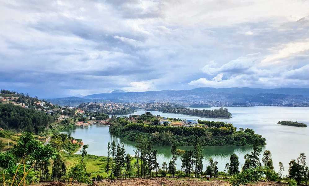 אגם קיבו (KIVU) - אחד האגמים הגדולים באפריקה ובין מאגרי המים המתוקים העמוקים ביותר בעולם. ברקע פאתי קונגו