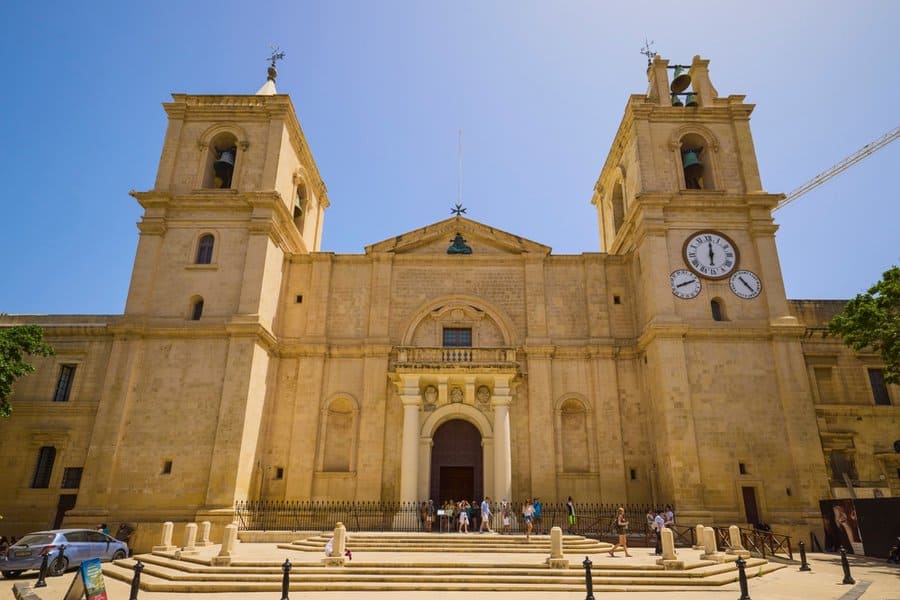 קתדרלת יוחנן הקדוש. מבחוץ אין רמז למה שמחכה כשנכנסים פנימה | צילום: Cristian Zamfir / Shutterstock