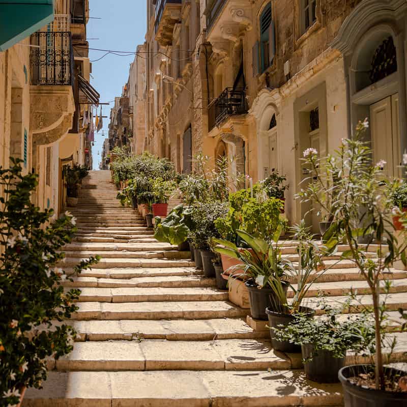 זה שעולה וזה שיורד. סמטת מדרגות בוולטה | הצילום באדיבות Visit Malta