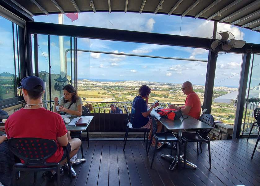 קפה פונטנלה במדינה. נוף שאין לו סוף