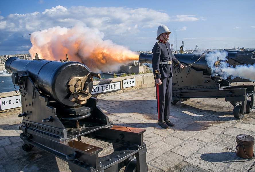 יריית תותח מגני ברקה אל עבר הנמל הגדול | הצילום באדיבות Visit Malta