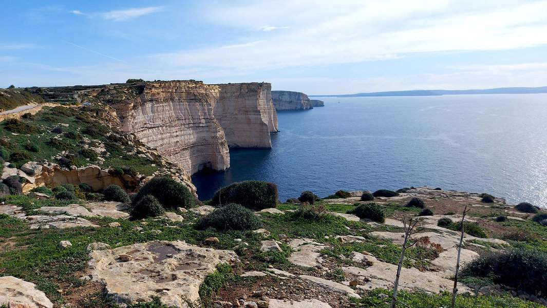 קו החוף של האי גוזו עוצר נשימה ביופיו, וזאת בהחלט לא קלישאה | צילום: רותם בר כהן