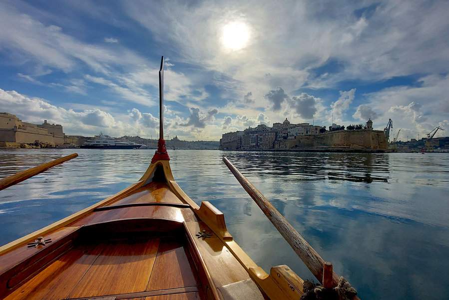 חרטום של הסירה המסורתית שחוצה את הנמל בין ולטה לבירגו