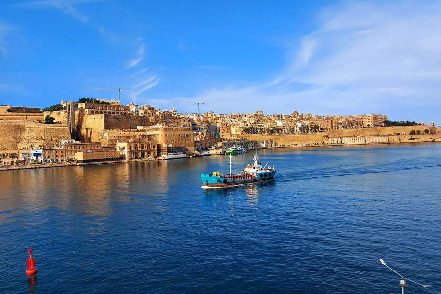 הנמל הגדול שמפריד בין ולטה לשלוש הערים