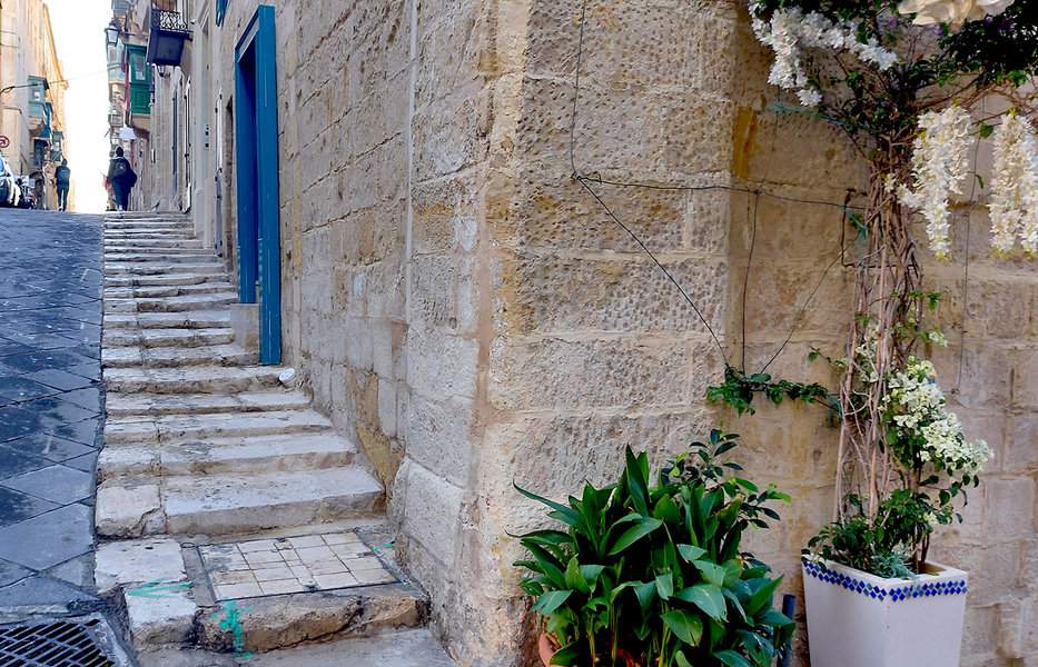 זה שעולה וזה שיורד...סמטת מדרגות בוולטה | צילום: רותם בר כהן