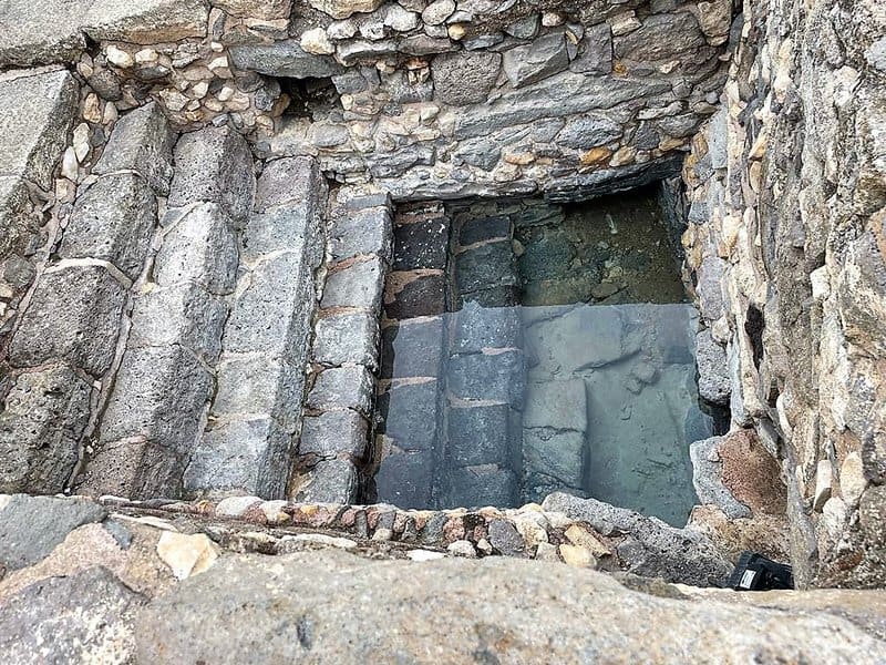 בחפירות נמצאו 4 מקוואות בסמוך למבני מגורים שנטען עליהם שהם היו הכי טובים בעולם. עדיין זורמים בהם מים צלולים! (צילום גיל אל עמי)