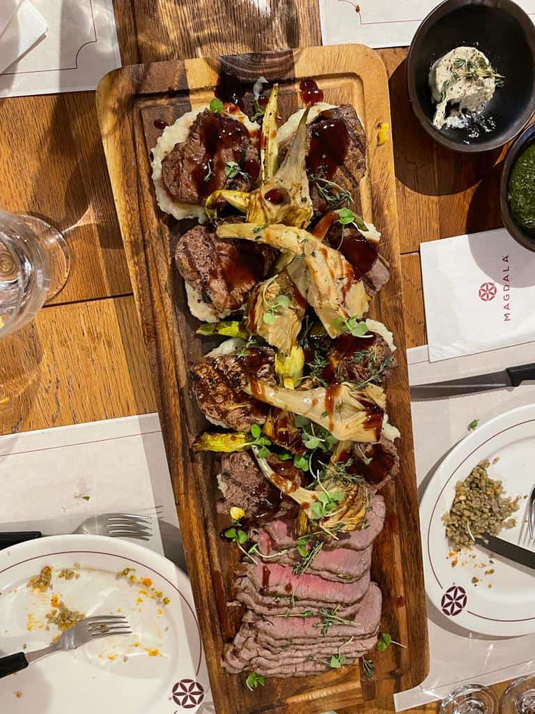 האוכל אינו כשר, אבל לא מגישים בשר חזיר ולא פירות ים מתוך כיבוד תרבות האחר