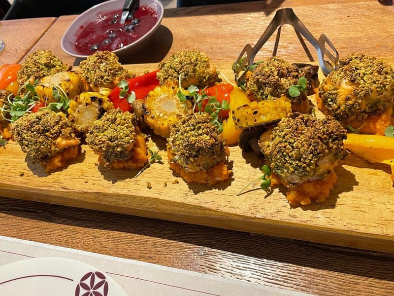 השף טארק דחלה אמון על הארוחות הטעימות והיחודיות. צילום גיל אל עמי