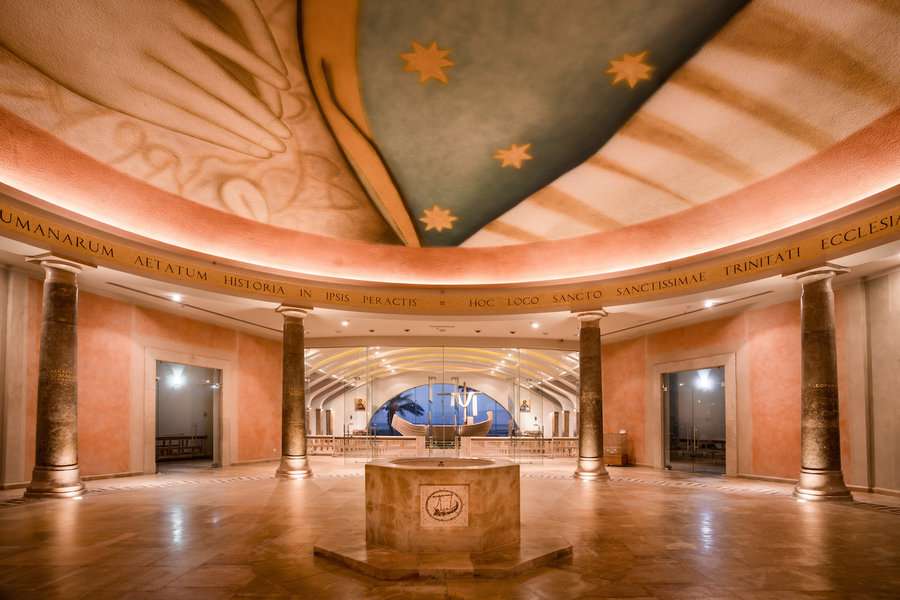 במרכז הרוחני "דוק אין אלתום" DUC IN ALTUM יש 4 קפלות. אחת מהן היא קפלת הסירה בה ניצב דגם סירה, המייצג את "דרשת הסירה" של ישו