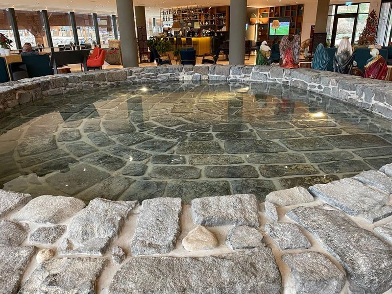 גולת הכותרת נמצאת במרכז הלובי, שם נבנתה מחדש בריכת המלחת הדגים המקורית. צילום: גיל אל עמי