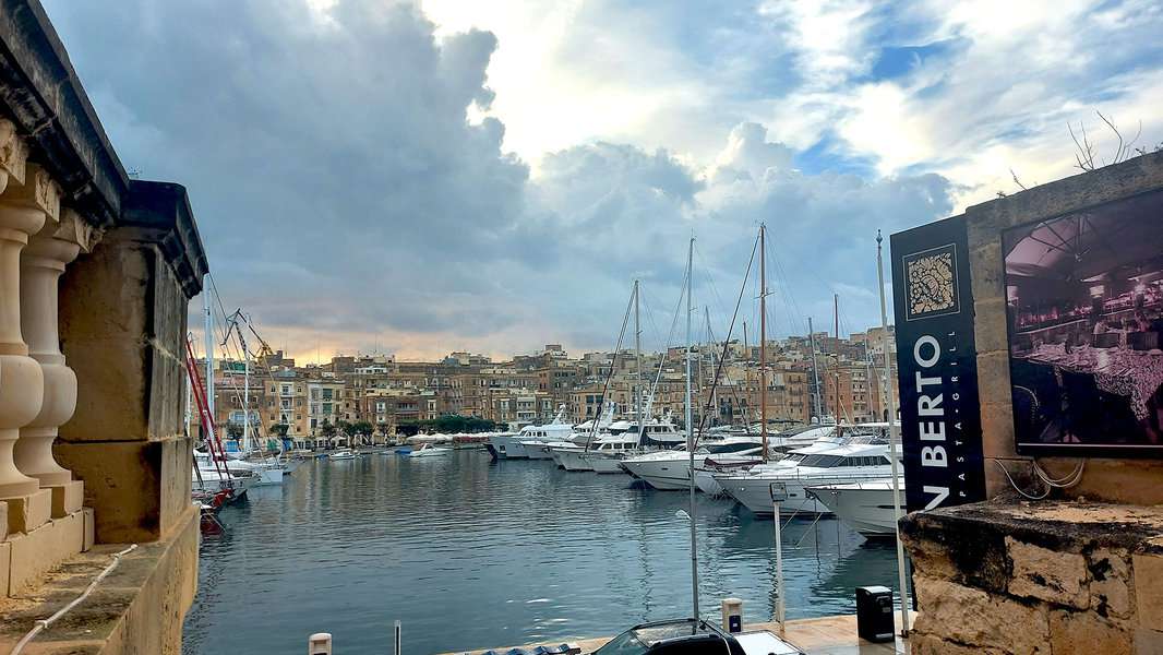 הנמל והעיר המבוצרת סנגלאה הנראים מהמרפסת של מסעדת דון ברטו | צילום: רותם בר כהן