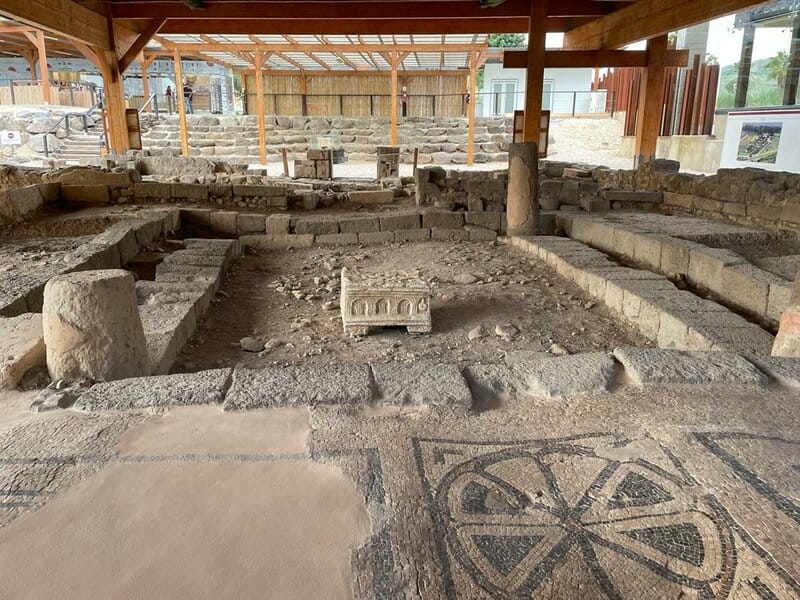 בית הכנסת שנחשף במקום הוא כנראה העתיק ביותר בגליל ואחד מהבודדים שהתקיימו עוד בתקופת בית המקדש השני. במרכז אבן מגדלא. צילום: גיל אל עמי