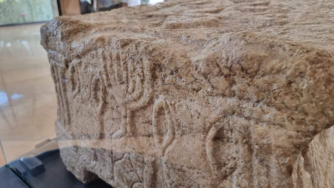 אבן מגדלה המקורית. צילום סטודיו A