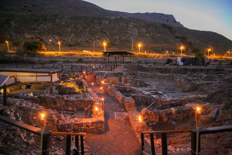 החפירות במקום חשפו עיר עתיקה עם נמל דייגים מהמאה הראשונה לספירה - מגדלא או טריכיי ביוונית