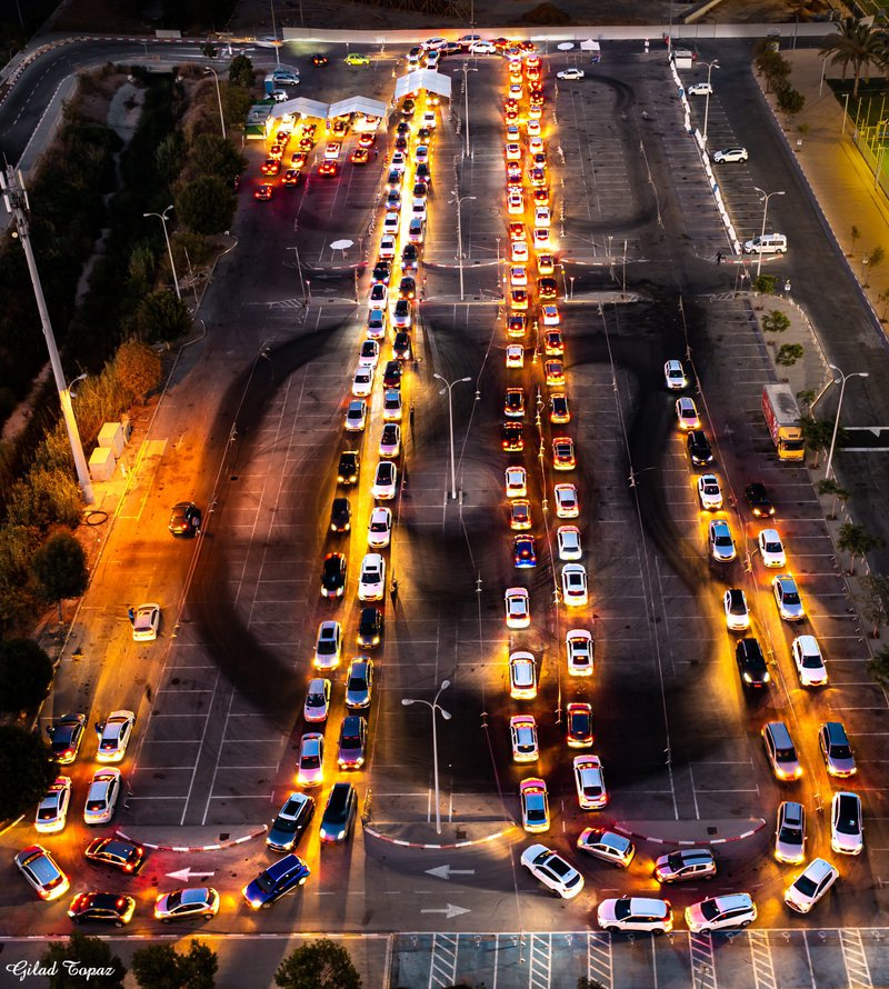 תור מכוניות לבדיקות קורונה, הוצגה בתערוכת עדות מקומית 2021