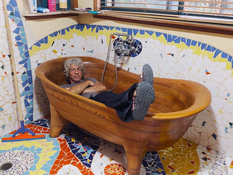 Ich hatte das Privileg, in einer prächtigen Holzbadewanne zu baden, die von Noam, dem Meister des Holzes, gebaut wurde
