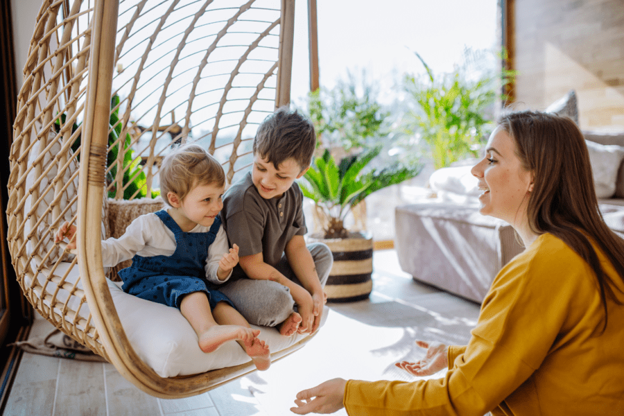 כשיותר ויותר הורים עובדים, יש צורך באנשים שיוכלו לטפל בילדיהם בזמן שהם לא