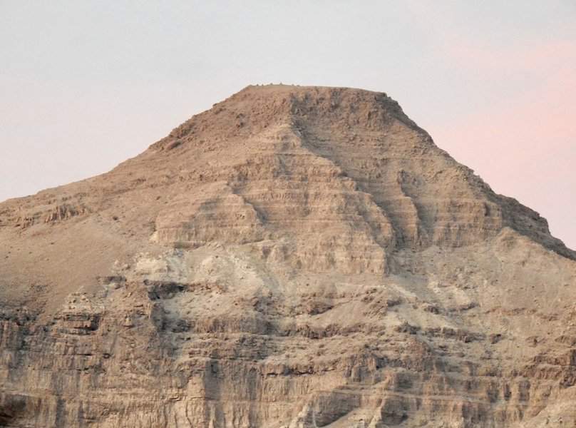 מעל ים המלח, מתנשאים מצוקי החוואר שהבולט בהם הינו הר ישי עם פסגתו הקטומה