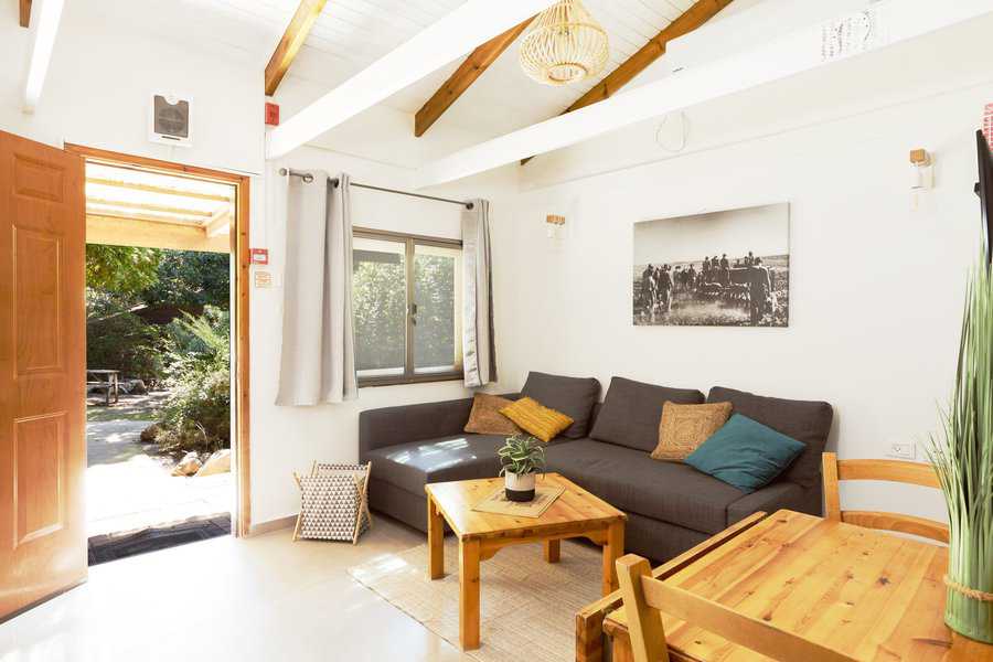 בקתות הנופש "זוהר בדשא" בקיבוץ דליה. מגע של בית