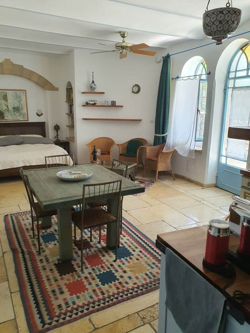 צימר מעל המעיין בעין כרם. בית מקסים בעיצוב ייחודי | צילום: באדיבות "מעל המעיין"