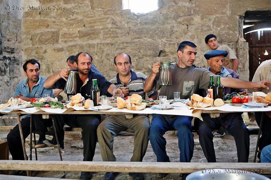 דרור מעין, ההתגלות באקאורטה