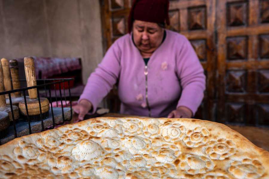 יהודה שמח, לחם ברוחב לב - צולם בחיווה, אוזבקיסטן.