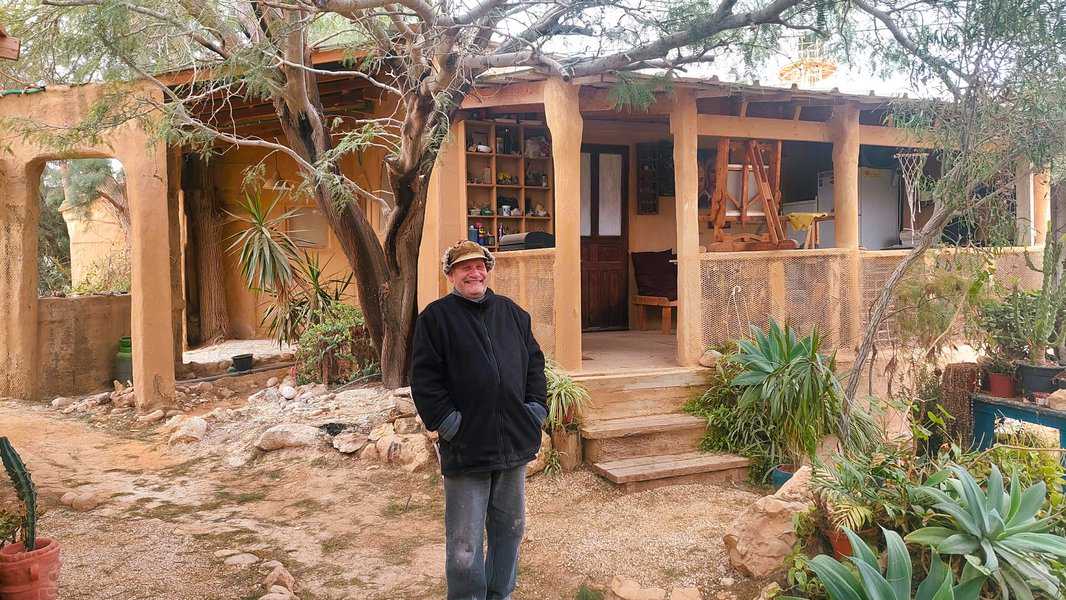 בנצי קיבל מן הסוכנות בית בנוי משני קונטיינרים ישנים שחוברו להם יחדיו והוצבו בלב השממה. הוא הפשיל את שרווליו, אסף חומרים מהמקום, אבן, בוץ ורשתות לולים. במו ידיו הוא בנה סטודיו, חדרים נוספים, גדרות וגן פסלים, עבודה שנמשכת מאז ועד היום, וכנראה לא תסתיים כל עוד נשמתו באפו