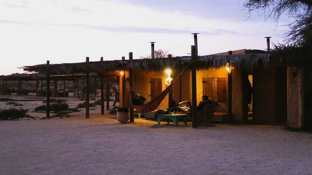 בעשר אצבעות הם בנו בתי בוץ והקימו בוואדי את חאן בארותיים