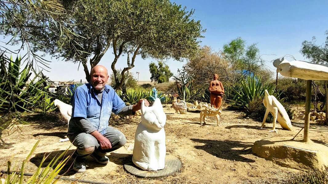 בנצי הוא אמן במלוא נשמתו אבריו וגידיו, ידיו עוסקות במלאכת הבניה והאמנות, וזה מה שעשה למחייתו ולהנאתו במשך כל חייו. בעיקר הוא אהב לפסל באבן, אבל היום, לאחר שעבר את שנתו השבעים, כבר קשה לו לשאת משקל של סלע וכלי עבודה כבדים, והוא יוצר את מושא פסליו ברשת מתכת, וצר את הדמויות במלט לבן