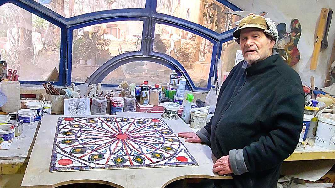 בנצי מראה לי אריח פסיפס שהוא מכין כעת כדי לרצף פינה בביתו. "אנחנו חיים פה בסוף העולם" נאנח בנצי "לפעמים הבדידות קשה עלי, ובעיקר חסרה לי אשה"