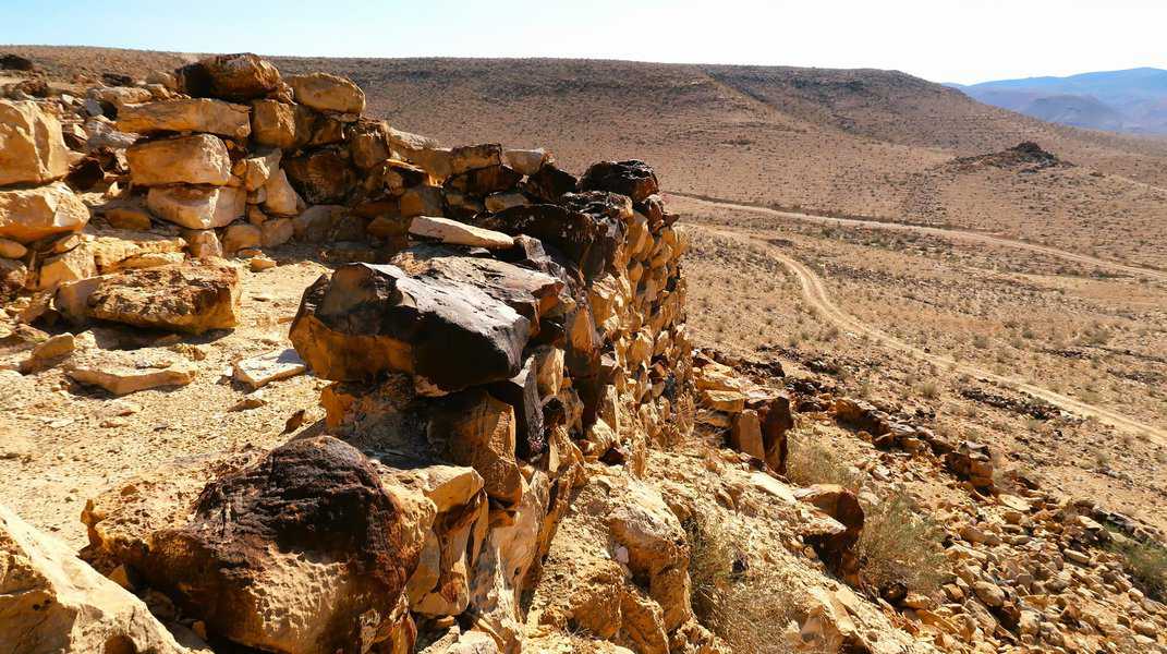 מצודת נחל יתר. המצודות נישאות בראשי גבעות מעל וואדיות בהם עברו דרכים קדומות.